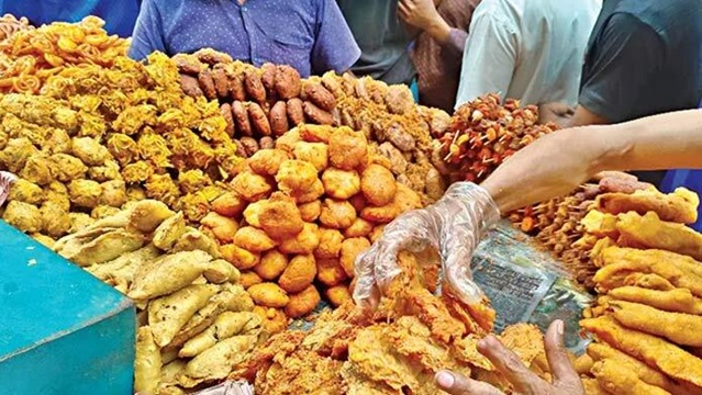 রাজধানীর অলি-গলিতে জমে উঠেছে ইফতার বাজার